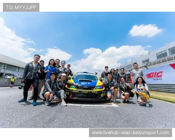 赛车手直播翻车惊险瞬间，粉丝焦虑中见真情